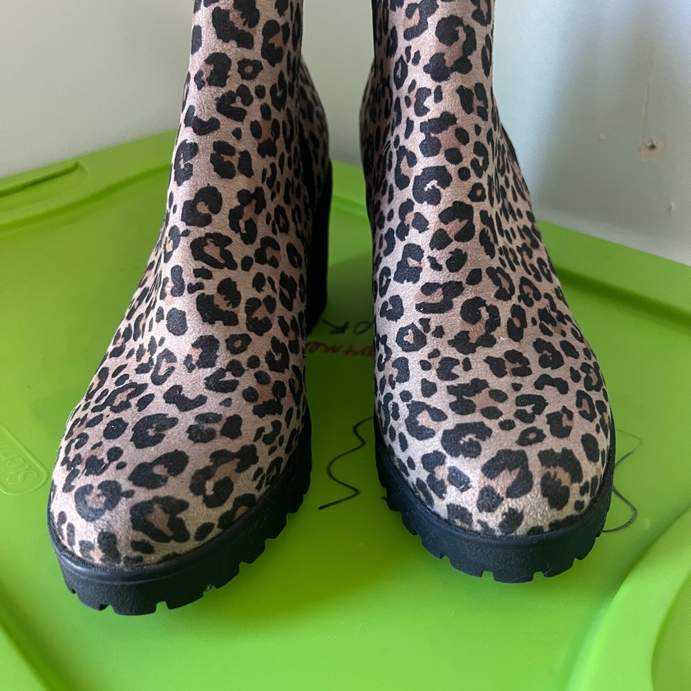 🇺🇸 Leopard Print Ankle Boots - Picture 2 of 4